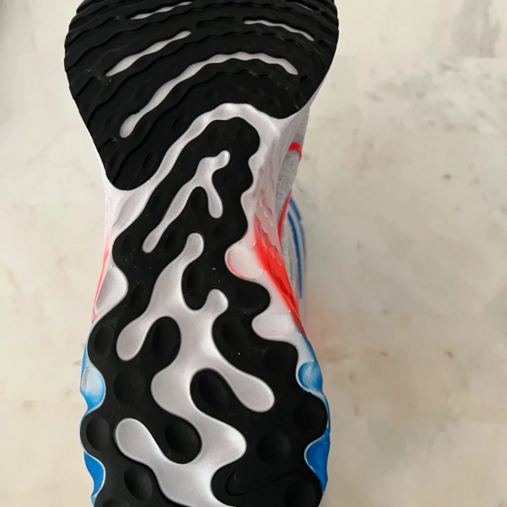 Nike - Picture 3 of 4